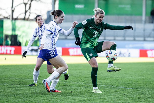 Germany Google Pixel Womens Bundesliga 2025 2026, Matchday 18 VfL Wolfsburg vs SGS Essen AOK Stadion Wolfsburg Alexandra Popp VfL Wolfsburg, 11 Teresa Buonarroti SGS Essen, 27 Copyright: xAylinxKreutzsteinx