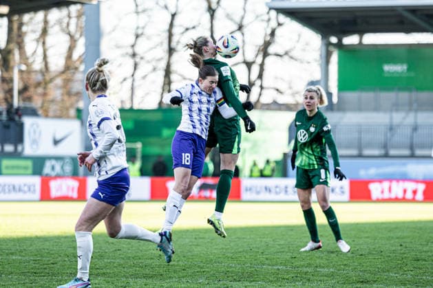 Germany Google Pixel Womens Bundesliga 2025 2026, Matchday 18 VfL Wolfsburg vs SGS Essen AOK Stadion Wolfsburg Alexandra Popp VfL Wolfsburg, 11 Lena Ostermeier SGS Essen, 18 in a duel Copyright: xAylinxKreutzsteinx