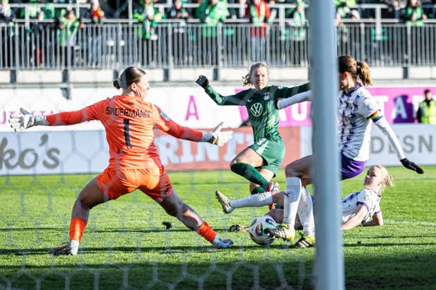 Germany Google Pixel Womens Bundesliga 2025 2026, Matchday 18 VfL Wolfsburg vs SGS Essen AOK Stadion Wolfsburg Kim Lea Sindermann SGS Essen, 1 Ella Peddemors VfL Wolfsburg, 5 Copyright: xAylinxKreutzsteinx