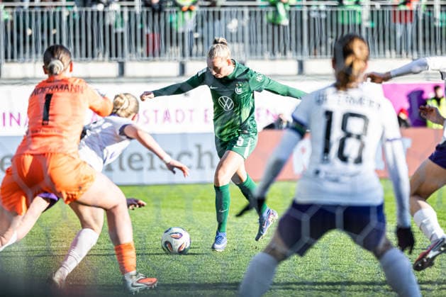 Germany Google Pixel Womens Bundesliga 2025 2026, Matchday 18 VfL Wolfsburg vs SGS Essen AOK Stadion Wolfsburg Ella Peddemors VfL Wolfsburg, 5 Kim Lea Sindermann SGS Essen, 1 Copyright: xAylinxKreutzsteinx