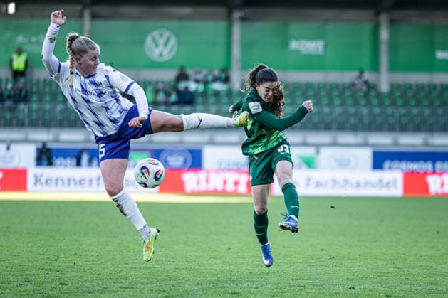 Germany Google Pixel Womens Bundesliga 2025 2026, Matchday 18 VfL Wolfsburg vs SGS Essen AOK Stadion Wolfsburg Laura Pucks SGS Essen, 15 Judit Pujols VfL Wolfsburg, 33 Copyright: xAylinxKreutzsteinx