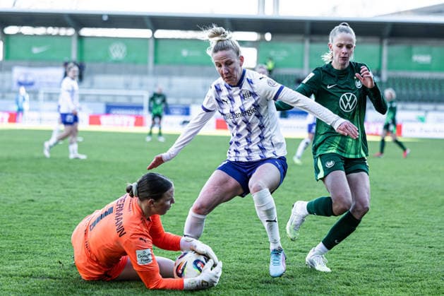 Germany Google Pixel Womens Bundesliga 2025 2026, Matchday 18 VfL Wolfsburg vs SGS Essen AOK Stadion Wolfsburg Kim Lea Sindermann SGS Essen, 1 Julia Debitzki SGS Essen, 23 Copyright: xAylinxKreutzsteinx