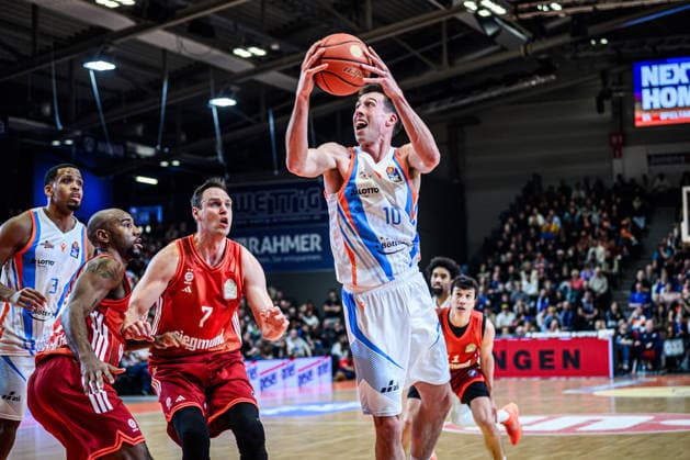 easycredit BBL Basketball Bundesliga 2025 2026 20 Matchday 15 02 2026 Science City Jena vs FC Bayern Munich Basketball Joe Wieskamp Jena on the ball against left Johannes Voigtmann Bayern Sparkassen Arena