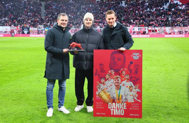 RB Leipzig - Wolfsburg Bundesliga Leipzig, 15.01.2026, Red Bull Arena, Fussball, Bundesliga, Spieltag 22 , RB Leipzig vs. VfL Wolfsburg , Timo Werner wurde heute von RB Leipzig verabschiedet. Er wechselt in die Major League Soccer (USA) zu den San Jose Earthquakes , Im Bild v.l.: Marcel Schäfer Schaefer (RB Leipzig, Geschäftsführer , Timo Werner und Johann Plenge, RB Leipzig Geschäftsführer und Chief Strategy Officer (CSO) , *** RB Leipzig Wolfsburg Bundesliga Leipzig, 15 01 2026, Red Bull Arena, Football, Bundesliga, Matchday 22 , RB Leipzig vs VfL Wolfsburg , Timo Werner was bid farewell by RB Leipzig today He is moving to Major League Soccer USA to the San Jose Earthquakes , In the picture from l Marcel Schäfer Schaefer RB Leipzig, Managing Director Sport , Timo Werner and Johann Plenge, RB Leipzig Managing Director and Chief Strategy Officer CSO , Picture Point