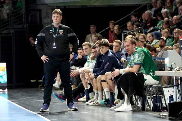 DEU, DHB, 1 HBL, Fuechse Berlin vs TVB Stuttgart, 15 02 2026, Max Schmeling Halle, Berlin, DEU, DHB, 1 HBL, Fuechse Berlin vs TVB Stuttgart, in the picture head coach Nicolej Krickau Fuechse Berlin , Fuechse players bench nordphotoxGmbHx xEngler nph00076