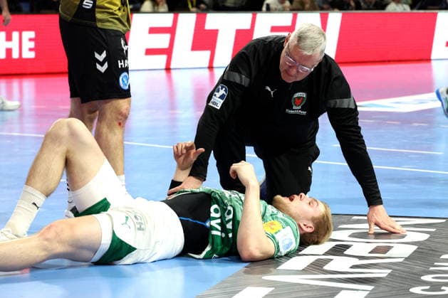 DEU, DHB, 1 HBL, Fuechse Berlin vs TVB Stuttgart, 15 02 2026, Max Schmeling Halle, Berlin, DEU, DHB, 1 HBL, Fuechse Berlin vs TVB Stuttgart, in the picture Matthes Langhoff Fuechse Berlin 25 , injured nordphotoxGmbHx xEngler nph00076