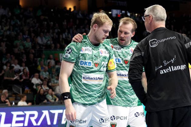 DEU, DHB, 1 HBL, Fuechse Berlin vs TVB Stuttgart, 15 02 2026, Max Schmeling Halle, Berlin, DEU, DHB, 1 HBL, Fuechse Berlin vs TVB Stuttgart, in the picture Matthes Langhoff Fuechse Berlin 25 , injured, Max Darj Fuechse Berlin 5 nordphotoxGmbHx xEngler nph00076