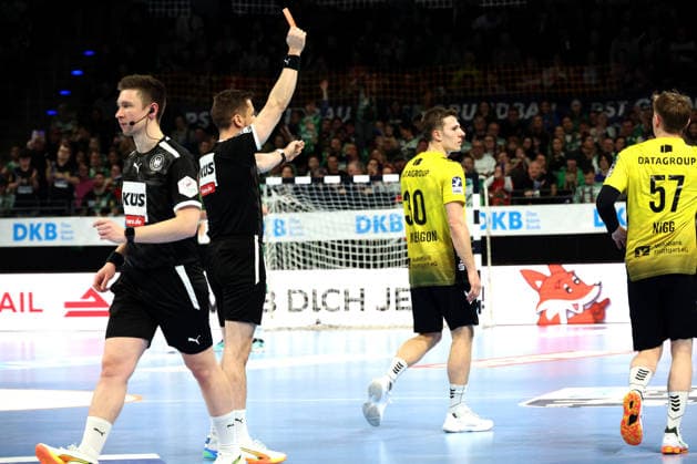 DEU, DHB, 1 HBL, Fuechse Berlin vs TVB Stuttgart, 15 02 2026, Max Schmeling Halle, Berlin, DEU, DHB, 1 HBL, Fuechse Berlin vs TVB Stuttgart, in the picture red card for Samir Bellahcene Stuttgart 30 nordphotoxGmbHx xEngler nph00076