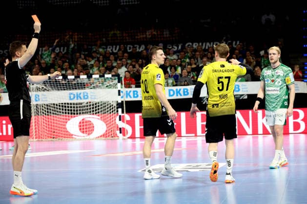 DEU, DHB, 1 HBL, Fuechse Berlin vs TVB Stuttgart, 15 02 2026, Max Schmeling Halle, Berlin, DEU, DHB, 1 HBL, Fuechse Berlin vs TVB Stuttgart, in the picture Matthes Langhoff Fuechse Berlin 25 , red card for Samir Bellahcene Stuttgart 30 , Jakob Nigg Stuttgart 57 nordphotoxGmbHx xEngler nph00076