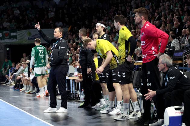 DEU, DHB, 1 HBL, Fuechse Berlin vs TVB Stuttgart, 15 02 2026, Max Schmeling Halle, Berlin, DEU, DHB, 1 HBL, Fuechse Berlin vs TVB Stuttgart, in the picture head coach Misha Kaufmann Stuttgart , Stuttgart players bench nordphotoxGmbHx xEngler nph00076