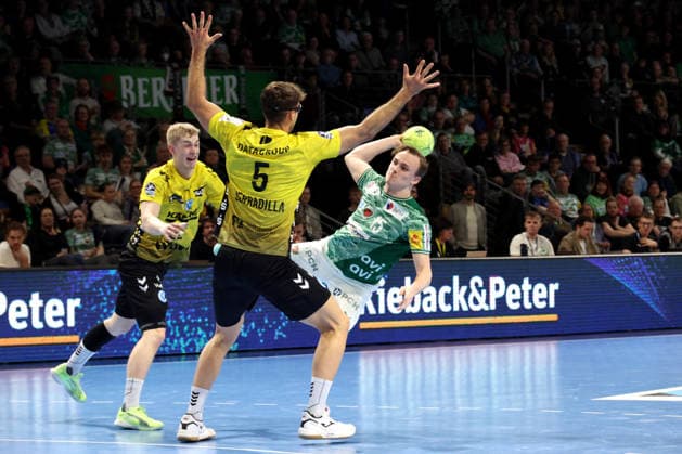 DEU, DHB, 1 HBL, Fuechse Berlin vs TVB Stuttgart, 15 02 2026, Max Schmeling Halle, Berlin, DEU, DHB, 1 HBL, Fuechse Berlin vs TVB Stuttgart, in the picture Tobias Grondahl Fuechse Berlin 15 , Antonio Serradilla Stuttgart 5 , Torben Matzken Stuttgart 22 nordphotoxGmbHx xEngler nph00076