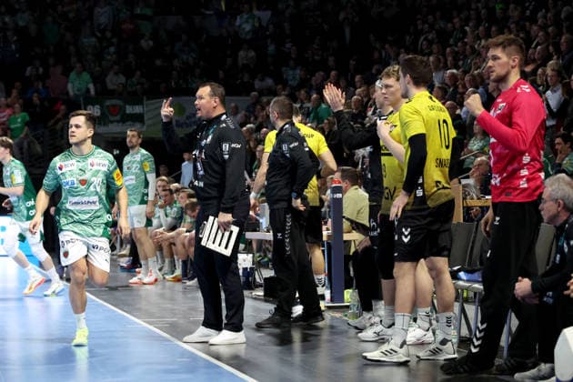 DEU, DHB, 1 HBL, Fuechse Berlin vs TVB Stuttgart, 15 02 2026, Max Schmeling Halle, Berlin, DEU, DHB, 1 HBL, Fuechse Berlin vs TVB Stuttgart, in the picture head coach Misha Kaufmann Stuttgart , Stuttgart players bench, Tim Freihoefer Fuechse Berlin 19 nordphotoxGmbHx xEngler nph00076