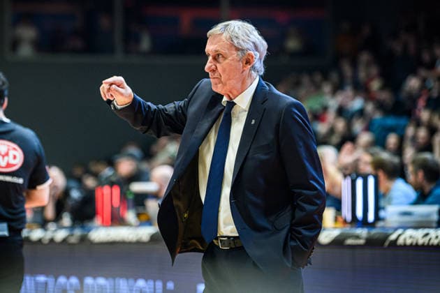 easycredit BBL Basketball Bundesliga 2025 2026 20 Matchday 15 02 2026 Science City Jena vs FC Bayern Munich Basketball Coach Svetislav Pesic Bayern gives instructions, Portrait Sparkassen Arena