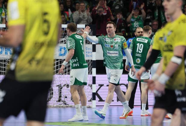 GER HBL season 2025 2026 FÜCHSE Berlin vs TV Stuttgart, 15 02 26, Max Schmeling Halle, Berlin, high-five after a successful comeback, Max DARJ Füchse Berlin 5 , Lasse Bredekjaer ANDERSSON Füchse Berlin 11