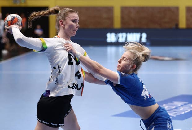 HC Lokomotiva v Vfl Oldenburg - EHF European League Women ZAGREB, CROATIA - FEBRUARY 15: Toni-Luisa Reinemann of Vfl Oldenburg and Iva Zrilic of HC Lokomotiva in action during the EHF European League Women - Group Phase match between HC Lokomotiva and Vfl Oldenburg at Sports Hall Sutinska Vrela on February 15, 2026 in Zagreb, Croatia.  JosipxMikacic PIXSELL