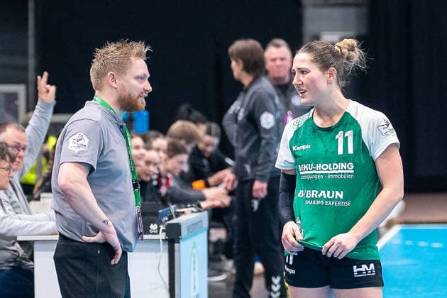 Christian Denk SG 09 Kirchhof, Coach in conversation with Chantal Reimbold SG 09 Kirchhof, 11 TSV Bayer 04 Leverkusen vs SG 09 Kirchhof, Handball, ALSCO Handball Bundesliga Women, Matchday 18, Season 2025 2026, 15 02 2026 TSV Bayer 04 Leverkusen vs SG 09 Kirchhof, Handball, ALSCO Handball Bundesliga Women, Matchday 18, Season 2025 2026, 15 02 2026 Leverkusen Copyright: xEibner-Pressefoto ThomasxHaeslerx EP_THR