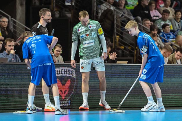 15 02 2026, xlakx, Handball Daikin HBL, Fuechse Berlin TVB Stuttgart v l Mathias Gidsel Fuechse Berlin Remove package of water Berlin Daniel Lakomski