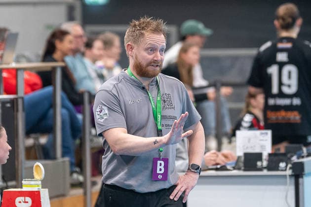 Christian Denk SG 09 Kirchhof, Coach gives instructions to his team TSV Bayer 04 Leverkusen vs SG 09 Kirchhof, Handball, ALSCO Handball Bundesliga Women, Matchday 18, Season 2025 2026, 15 02 2026 TSV Bayer 04 Leverkusen vs SG 09 Kirchhof, Handball, ALSCO Handball Bundesliga Women, Matchday 18, Season 2025 2026, 15 02 2026 Leverkusen Copyright: xEibner-Pressefoto ThomasxHaeslerx EP_THR