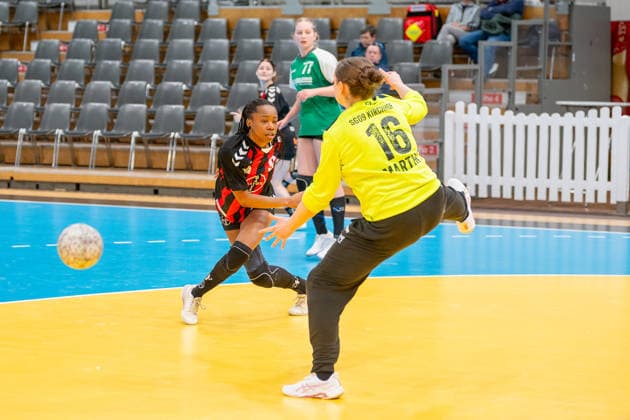Jessy Marlonne Souza TSV Bayer 04 Leverkusen, 09 fails against Charlotta Martin SG 09 Kirchhof, 16 TSV Bayer 04 Leverkusen vs SG 09 Kirchhof, Handball, ALSCO Handball Bundesliga Women, Matchday 18, Season 2025 2026, 15 02 2026 TSV Bayer 04 Leverkusen vs SG 09 Kirchhof, Handball, ALSCO Handball Bundesliga Women, Matchday 18, Season 2025 2026, 15 02 2026 Leverkusen Copyright: xEibner-Pressefoto ThomasxHaeslerx EP_THR