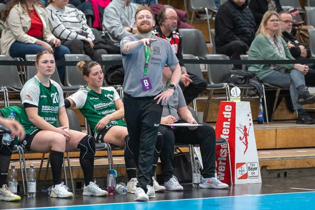 Christian Denk SG 09 Kirchhof, Coach gives instructions to his team TSV Bayer 04 Leverkusen vs SG 09 Kirchhof, Handball, ALSCO Handball Bundesliga Women, Matchday 18, Season 2025 2026, 15 02 2026 TSV Bayer 04 Leverkusen vs SG 09 Kirchhof, Handball, ALSCO Handball Bundesliga Women, Matchday 18, Season 2025 2026, 15 02 2026 Leverkusen Copyright: xEibner-Pressefoto ThomasxHaeslerx EP_THR