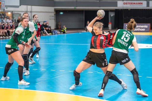 Duel between Annika Ingenpass TSV Bayer 04 Leverkusen, 02 and Juliana Wagner SG 09 Kirchhof, 15 TSV Bayer 04 Leverkusen vs SG 09 Kirchhof, Handball, ALSCO Handball Bundesliga Women, Matchday 18, Season 2025 2026, 15 02 2026 TSV Bayer 04 Leverkusen vs SG 09 Kirchhof, Handball, ALSCO Handball Bundesliga Women, Matchday 18, Season 2025 2026, 15 02 2026 Leverkusen Copyright: xEibner-Pressefoto ThomasxHaeslerx EP_THR