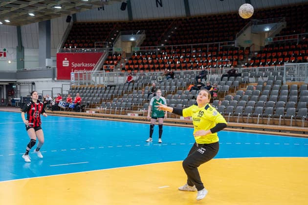 Dana Gruner TSV Bayer 04 Leverkusen, 03 converts a lob against Lena Schmid SG 09 Kirchhof, 99 TSV Bayer 04 Leverkusen vs SG 09 Kirchhof, Handball, ALSCO Handballbundesliga Frauen, 18 Spieltag, Saison 2025 2026, 15 02 2026 TSV Bayer 04 Leverkusen vs SG 09 Kirchhof, Handball, ALSCO Handballbundesliga Frauen, 18 Spieltag, Saison 2025 2026, 15 02 2026 Leverkusen Copyright: xEibner-Pressefoto ThomasxHaeslerx EP_THR