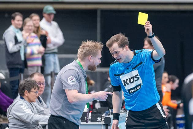 Christian Denk SG 09 Kirchhof, Coach gets yellow card TSV Bayer 04 Leverkusen vs SG 09 Kirchhof, Handball, ALSCO Handball Bundesliga Women, Matchday 18, Season 2025 2026, 15 02 2026 TSV Bayer 04 Leverkusen vs SG 09 Kirchhof, Handball, ALSCO Handball Bundesliga Women, Matchday 18, Season 2025 2026, 15 02 2026 Leverkusen Copyright: xEibner-Pressefoto ThomasxHaeslerx EP_THR