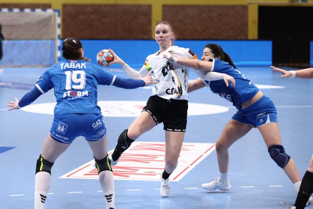 HC Lokomotiva v Vfl Oldenburg - EHF European League Women ZAGREB, CROATIA - FEBRUARY 15: Toni-Luisa Reinemann of Vfl Oldenburg and Tara Djelekovcan of HC Lokomotiva in action during the EHF European League Women - Group Phase match between HC Lokomotiva and Vfl Oldenburg at Sports Hall Sutinska Vrela on February 15, 2026 in Zagreb, Croatia.  JosipxMikacic PIXSELL