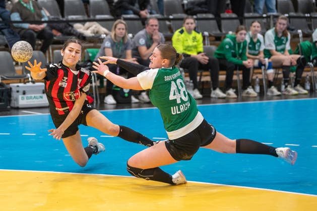 Mia Cruzado TSV Bayer 04 Leverkusen, 11 comes against Vanessa Ulrich SG 09 Kirchhof, 48 to throw TSV Bayer 04 Leverkusen vs SG 09 Kirchhof, Handball, ALSCO Handballbundesliga Frauen, 18 Spieltag, Saison 2025 2026, 15 02 2026 TSV Bayer 04 Leverkusen vs SG 09 Kirchhof, Handball, ALSCO Handballbundesliga Frauen, 18 Spieltag, Saison 2025 2026, 15 02 2026 Leverkusen Copyright: xEibner-Pressefoto ThomasxHaeslerx EP_THR