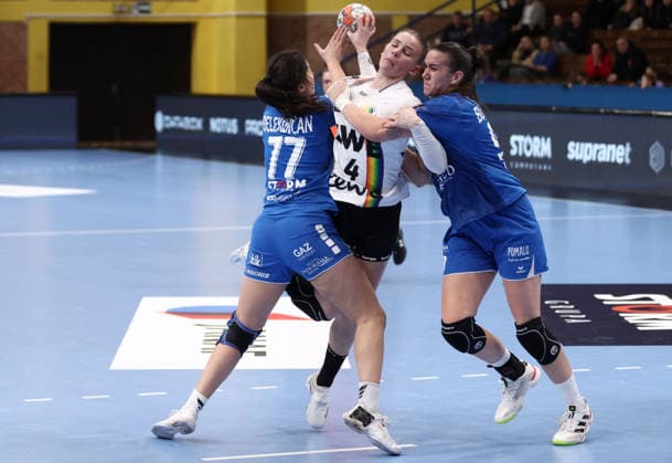 HC Lokomotiva v Vfl Oldenburg - EHF European League Women ZAGREB, CROATIA - FEBRUARY 15: Toni-Luisa Reinemann of Vfl Oldenburg and Zana Bulatovic of HC Lokomotiva in action during the EHF European League Women - Group Phase match between HC Lokomotiva and Vfl Oldenburg at Sports Hall Sutinska Vrela on February 15, 2026 in Zagreb, Croatia.  JosipxMikacic PIXSELL