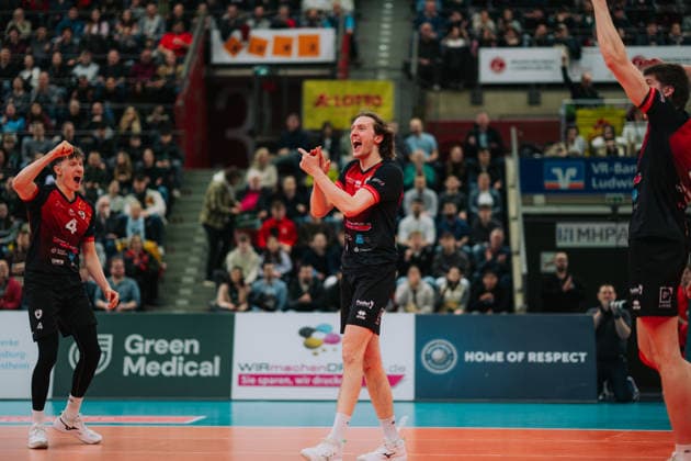 Ben Simon Bonin Barock Volleys MTV Ludwigsburg, 06 in the middle and Darius Diefenbach Barock Volleys MTV Ludwigsburg, 04 on the left and Jan Huber Barock Volleys MTV Ludwigsburg, 05 on the right, Barock Volleys MTV Ludwigsburg vs Berlin Recycling Volleys, Volleyball, 1 Bundesliga, 22 Matchday, Season 2025 2026, 15 02 2026, Barock Volleys MTV Ludwigsburg vs Berlin Recycling Volleys, Volleyball, 1 Bundesliga, 22 Matchday, Season 2025 2026, 15 02 2026, Ludwigsburg Copyright: xEibner-Pressefoto LarsxNeumannx EP_LNN