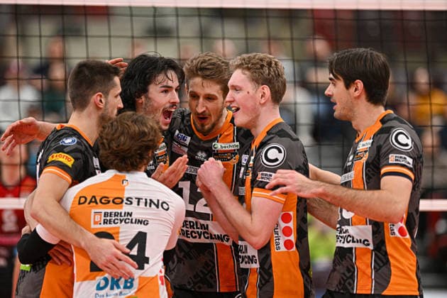 VBL MTV Ludwigsburg BR Recycling Volleys 15 02 2026 Volleyball, 1 Bundesliga, Men, Season 2025 26, Barock Volleys MTV Ludwigsburg in Red Black vs Berlin Recycling Volleys in Orange Black , Berlin cheers with Nolan Flexen left with beard, right next to him 12 Florian Krage Brewitz, setter 33 Fedor Ivanov, Copyright: xBEAUTIFULxSPORTS TomxBlochx