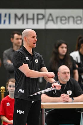 VBL MTV Ludwigsburg BR Recycling Volleys 15 02 2026 Volleyball, 1 Bundesliga, Men, Season 2025 26, Barock Volleys MTV Ludwigsburg in Red Black vs Berlin Recycling Volleys in Orange Black , Ludwigsburgs coach Hasse Mattila, rejoices, a rare sight of the cool Finn, Copyright: xBEAUTIFULxSPORTS TomxBlochx