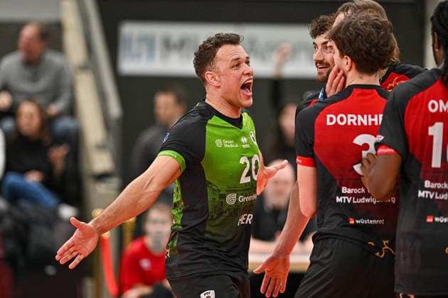 VBL MTV Ludwigsburg BR Recycling Volleys 15 02 2026 Volleyball, 1 Bundesliga, Men, Season 2025 26, Barock Volleys MTV Ludwigsburg in Red Black vs Berlin Recycling Volleys in Orange Black , Jeffrey Klok left, cheers with his team, Tim Köpfli right, Copyright: xBEAUTIFULxSPORTS TomxBlochx