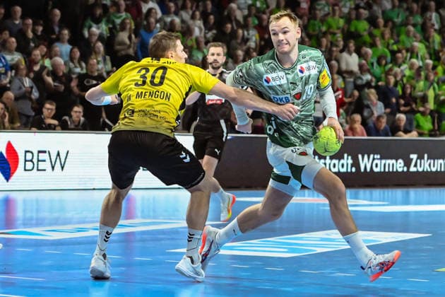 15 02 2026, xlakx, Handball Daikin HBL, Fuechse Berlin TVB Stuttgart v l Marco Mengon TVB Stuttgart , Mathias Gidsel Fuechse Berlin duel, duel, fight, tackle Berlin Daniel Lakomski