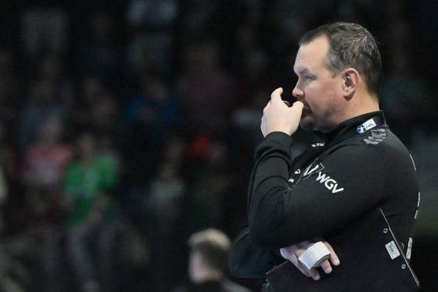 15 02 2026, xlakx, Handball Daikin HBL, Fuechse Berlin TVB Stuttgart v l Misha Kaufmann TVB Stuttgart gives instructions, gestures with his arms, gesticulates, gives instructions Berlin Daniel Lakomski