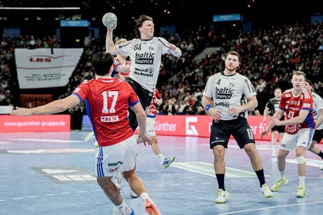 Germany Handball Bundesliga, DAIKIN HBL 2025 26, 21 Matchday Handball Sport Verein Hamburg vs Flensburg Handewitt Barclays Arena Hamburg Lasse Möller SG Flensburg Handewitt, 64 , Moritz Sauter HSV Hamburg, 33 , Kaj Geenen HSV Hamburg, 17 , Johannes Golla SG Flensburg Handewitt, 4 Copyright: xStefanxTrochax
