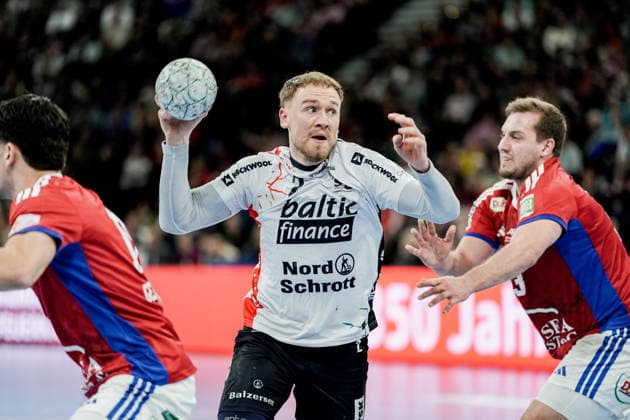 Germany Handball Bundesliga, DAIKIN HBL 2025 26, 21 Matchday Handball Sport Verein Hamburg vs Flensburg Handewitt Barclays Arena Hamburg Simon Pytlick SG Flensburg Handewitt, 2 , Niklas Weller HSV Hamburg, 13 , Kaj Geenen HSV Hamburg, 17 Copyright: xStefanxTrochax