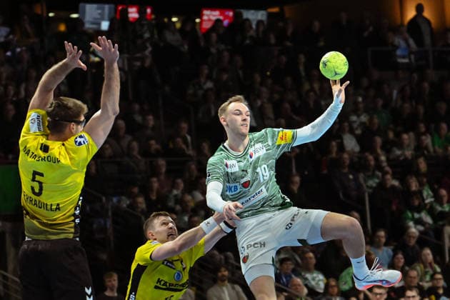 15 02 2026, xlakx, Handball Daikin HBL, Fuechse Berlin TVB Stuttgart v l Antonio Serradilla TVB Stuttgart , Simone Mengon TVB Stuttgart , Mathias Gidsel Fuechse Berlin duel, duel, fight, tackle Berlin Daniel Lakomski