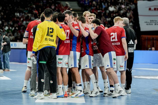 Germany Handball Bundesliga, DAIKIN HBL 2025 26, 21 Matchday Handball Sport Verein Hamburg vs Flensburg Handewitt Barclays Arena Hamburg Whole team Handball Sport Verein Hamburg swears in after half-time break Copyright: xStefanxTrochax