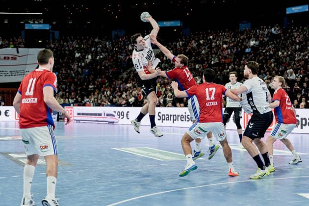 Germany Handball Bundesliga, DAIKIN HBL 2025 26, 21 Matchday Handball Sport Verein Hamburg vs Flensburg Handewitt Barclays Arena Hamburg Nicolaj Jörgensen HSV Hamburg, 11 , Niklas Weller HSV Hamburg, 13 , Kaj Geenen HSV Hamburg, 17 , Johannes Golla SG Flensburg Handewitt, 4 , Lasse Möller SG Flensburg Handewitt, 64 , Niclas Kirkelökke SG Flensburg Handewitt, 5 Copyright: xStefanxTrochax