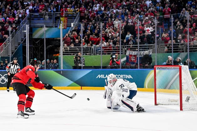 15 02 2026, Milano, Santa Giulia Ice hockey, Eishockey Arena, Winter Olympics: Canada - France (Ice Hockey), Macklin Celebrini of Canada scores on a penalty shot against goalkeeper Julian Junca of France Milano Santa Giulia Ice Hockey Arena Lombardy Italy *** 15 02 2026, Milano, Santa Giulia Ice Hockey Arena, Winter Olympics Canada France Ice Hockey , Macklin Celebrini of Canada scores on a penalty shot against goalkeeper Julian Junca of France Milano Santa Giulia Ice Hockey Arena Lombardy Italy Copyright: xJustPictures.ch AndreaxBrancax jp-en-AnBr-AB-AAB_561215022026
