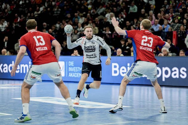 Germany Handball Bundesliga, DAIKIN HBL 2025 26, 21 Matchday Handball Sport Verein Hamburg vs Flensburg Handewitt Barclays Arena Hamburg Simon Pytlick SG Flensburg Handewitt, 2 , Einar Olafsson HSV Hamburg, 23 , Niklas Weller HSV Hamburg, 13 Copyright: xStefanxTrochax