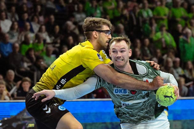 15 02 2026, xlakx, Handball Daikin HBL, Fuechse Berlin TVB Stuttgart v l Antonio Serradilla TVB Stuttgart , Mathias Gidsel Fuechse Berlin duel, duel, fight, tackle Berlin Daniel Lakomski