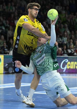 15 02 2026, xlakx, Handball Daikin HBL, Fuechse Berlin TVB Stuttgart v l Antonio Serradilla TVB Stuttgart , Mathias Gidsel Fuechse Berlin duel, duel, fight, tackle Berlin Daniel Lakomski
