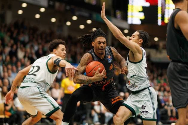 Nike Sibande Chemnitz 99ers in a duel with Nolan Adekunle Gladiators Trier and Jordan Roland Gladiators Trier , Vet Concept Gladiators Trier vs Chemnitz 99ers, Basketball, easyCredit BBL, Matchday 20, Season 2025 2026, 15 02 2026 Vet Concept Gladiators Trier vs Chemnitz 99ers, Basketball, easyCredit BBL, Matchday 20, Season 2025 2026, 15 02 2026 Copyright: xEibner-Pressefoto AlexanderxNeisx EP_ANS