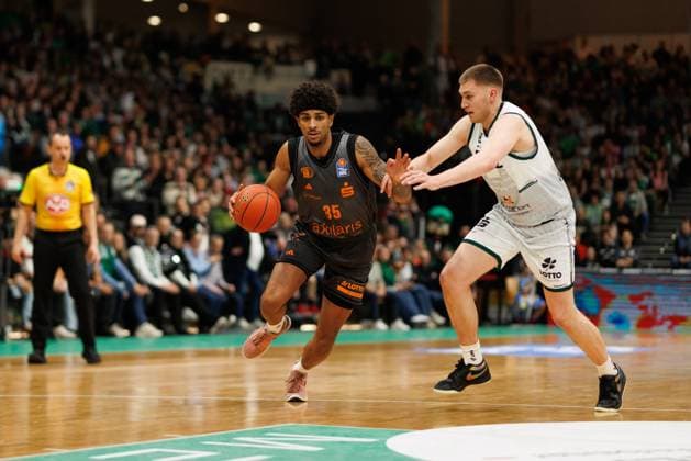 Roman Bedime Chemnitz 99ers in duel with Marten Linssen Gladiators Trier , Vet Concept Gladiators Trier vs Chemnitz 99ers, Basketball, easyCredit BBL, Matchday 20, Season 2025 2026, 15 02 2026 Vet Concept Gladiators Trier vs Chemnitz 99ers, Basketball, easyCredit BBL, Matchday 20, Season 2025 2026, 15 02 2026 Copyright: xEibner-Pressefoto AlexanderxNeisx EP_ANS