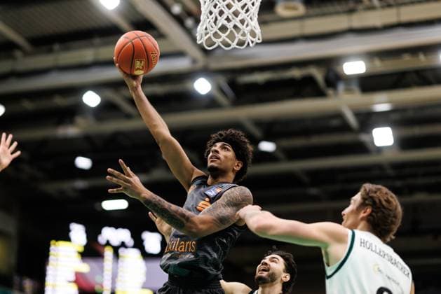 Roman Bedime Chemnitz 99ers in a duel with Marco Hollersbacher Gladiators Trier and Clayton Guillozet Gladiators Trier , Vet Concept Gladiators Trier vs Chemnitz 99ers, Basketball, easyCredit BBL, Matchday 20, Season 2025 2026, 15 02 2026 Vet Concept Gladiators Trier vs Chemnitz 99ers, Basketball, easyCredit BBL, Matchday 20, Season 2025 2026, 15 02 2026 Copyright: xEibner-Pressefoto AlexanderxNeisx EP_ANS