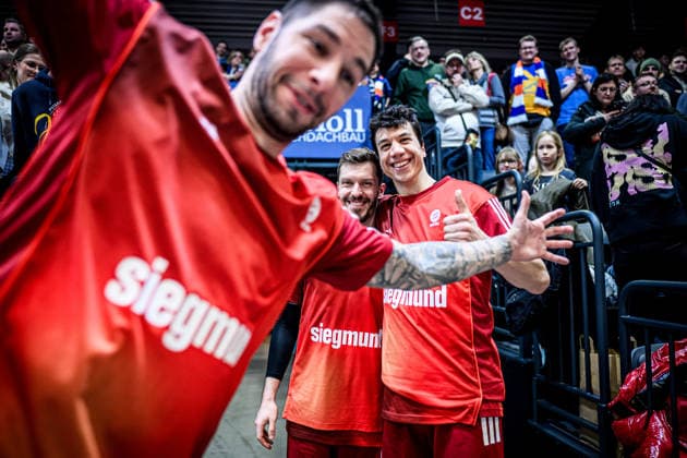 easycredit BBL Basketball Bundesliga 2025 2026 20 Matchday 15 02 2026 Science City Jena vs FC Bayern Munich Basketball In the background Andreas Obst and Vladimir Lucic, both Bayern, are happy after the victory in Jena Teammate Stefan Jovic Bayern jumps into the picture fotobomb Sparkassen Arena