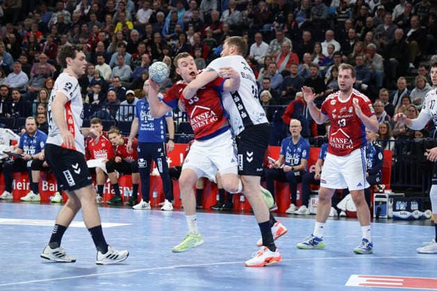 2026 02 15 xfsx Handballl 1 Bundesliga Hamburger Sportverein Handball SG Flensburg Handewitt v l Moritz Sauter 33, HSV Hamburg Handball , Blaz Blagotinsek 43, SG Flensburg Handewitt Copyright: HMBxMedia FernandoxSoares